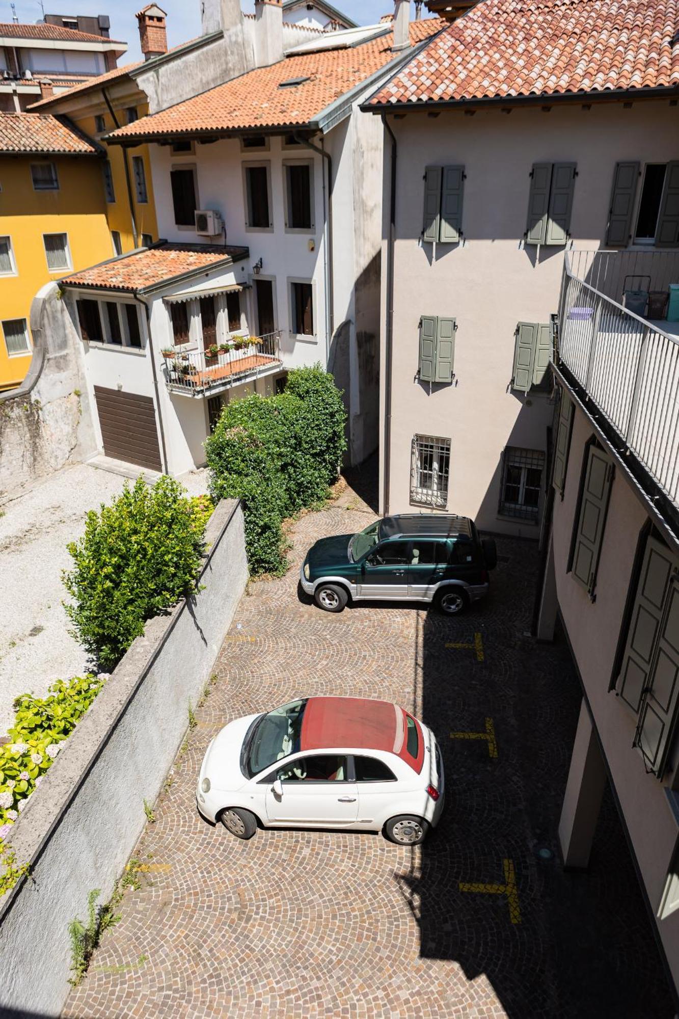 Double Private Parking, 2 Bedrooms & 2 Bathrooms - Elegant Apartment In Old Town Udine Exterior photo